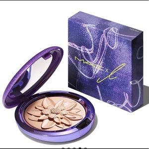 Limited Edition New MAC x L Highlighter in Show Gold. Sold out Collector item!
